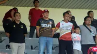 Pelatih Persis Solo, Widyantoro, menyaksikan pertandingan melawan PSPS Riau di tribune didampingi asisten pelatih, I Komang Putra. (Bola.com/Ronald Seger)