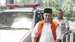 Ekspresi tersangka Bupati Lampung Tengah nonaktif Mustafa tiba di Gedung KPK, Jakarta, Kamis (5/4). Mustafa diperiksa sebagai saksi untuk tersangka Wakil Ketua DPRD Lampung Tengah J. Natalis Sinaga. (Liputan6.com/Herman Zakharia)