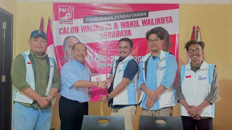 Hendy Setiono mendaftar calon wali kota Surabaya ke PSI. (Dian Kurniawan/Liputan6.com)