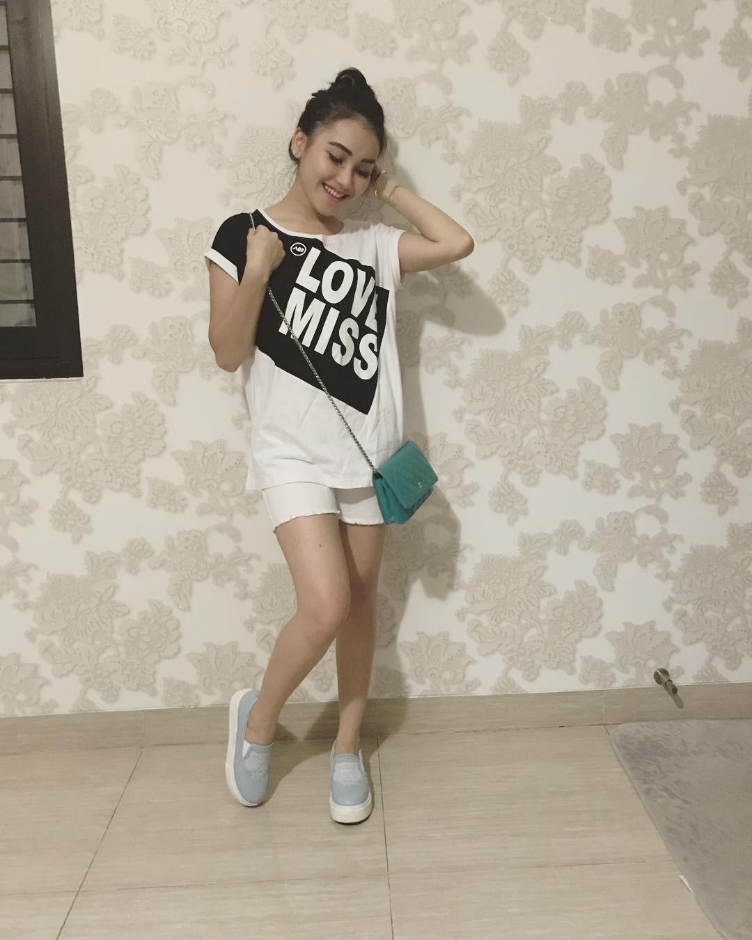 Tampil Kekinian Intip 4 Style Ayu Ting Ting Pakai T Shirt Slogan Fashion Fimela Com