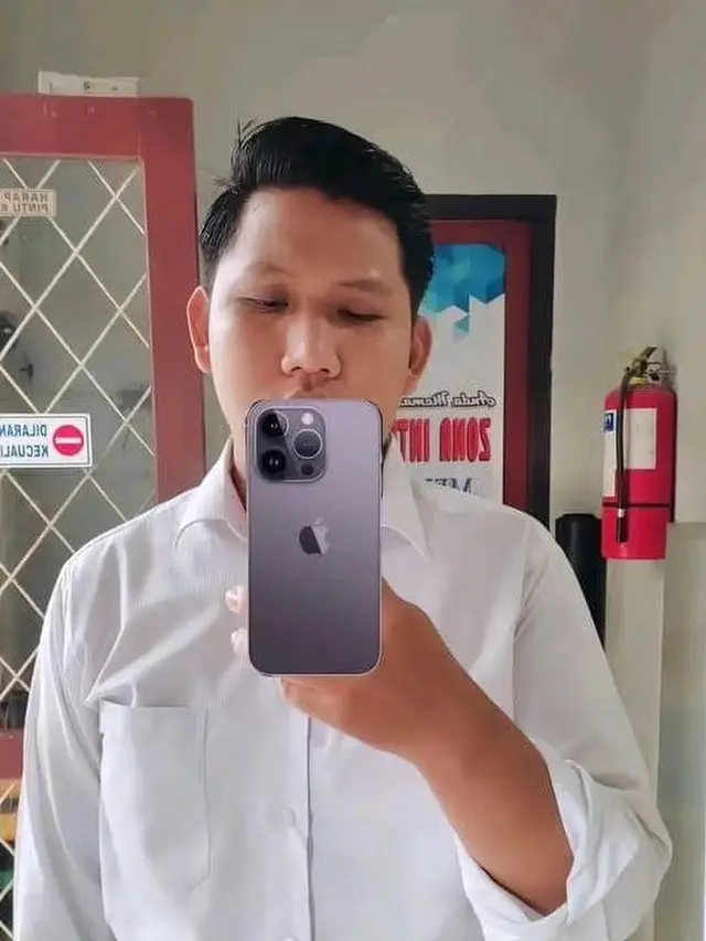 6 Potret Orang Ingin Pamer HP iPhone Ini Nyeleneh, Gagal Sombong