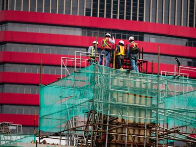 Pekerja melakukan pembangunan proyek LRT Kuningan di Jakarta, Sabtu (1/12). Badan Pusat Statistik mencatat sebanyak 70,49 juta orang (56,84 persen) bekerja pada kegiatan informal selama setahun terakhir. (Liputan6.com/Faizal Fanani)