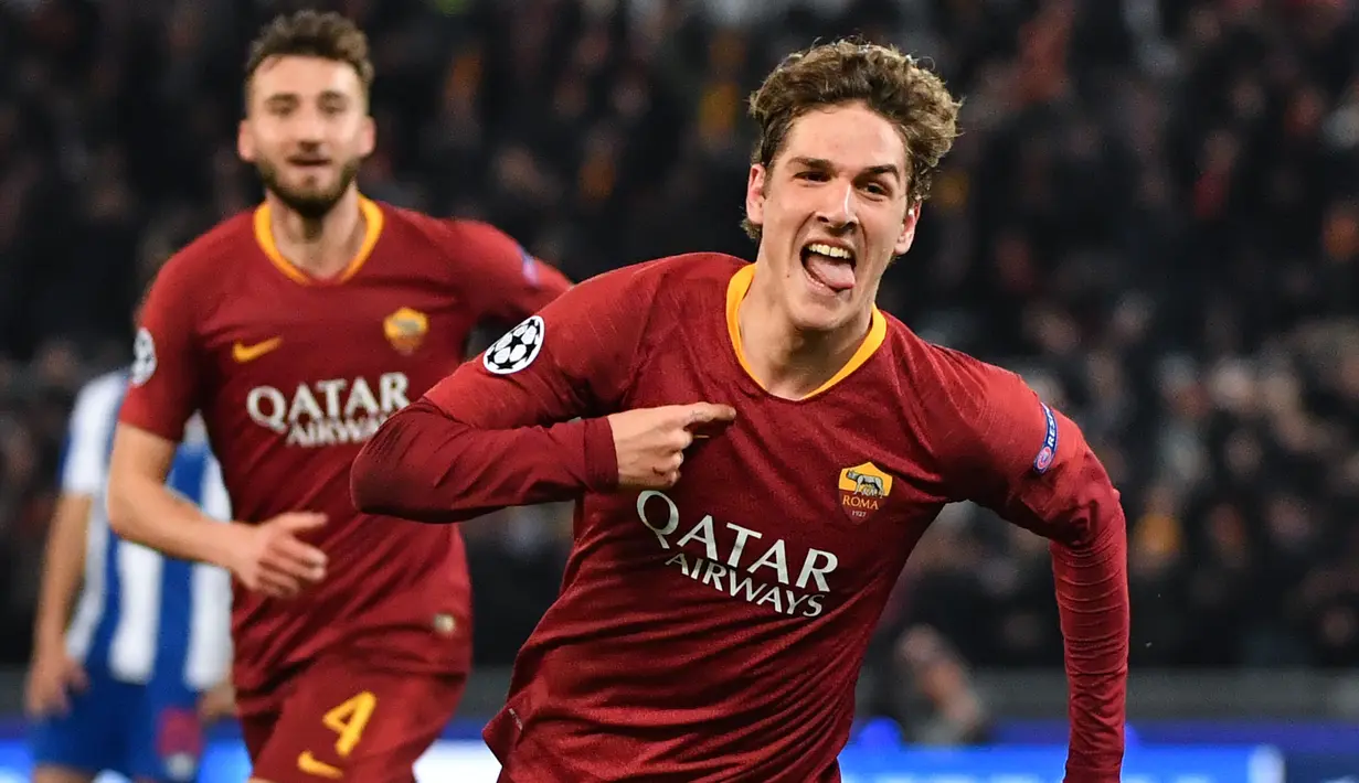 Perayaan gol pertama Nicolo Zaniolo pada leg 1, 16 besar Liga Champions yang berlangsung di stadion Olimpico, Roma, Rabu (13/2). AS Roma menang 2-1 atas FC Porto. (AFP/Andreas Solaro)