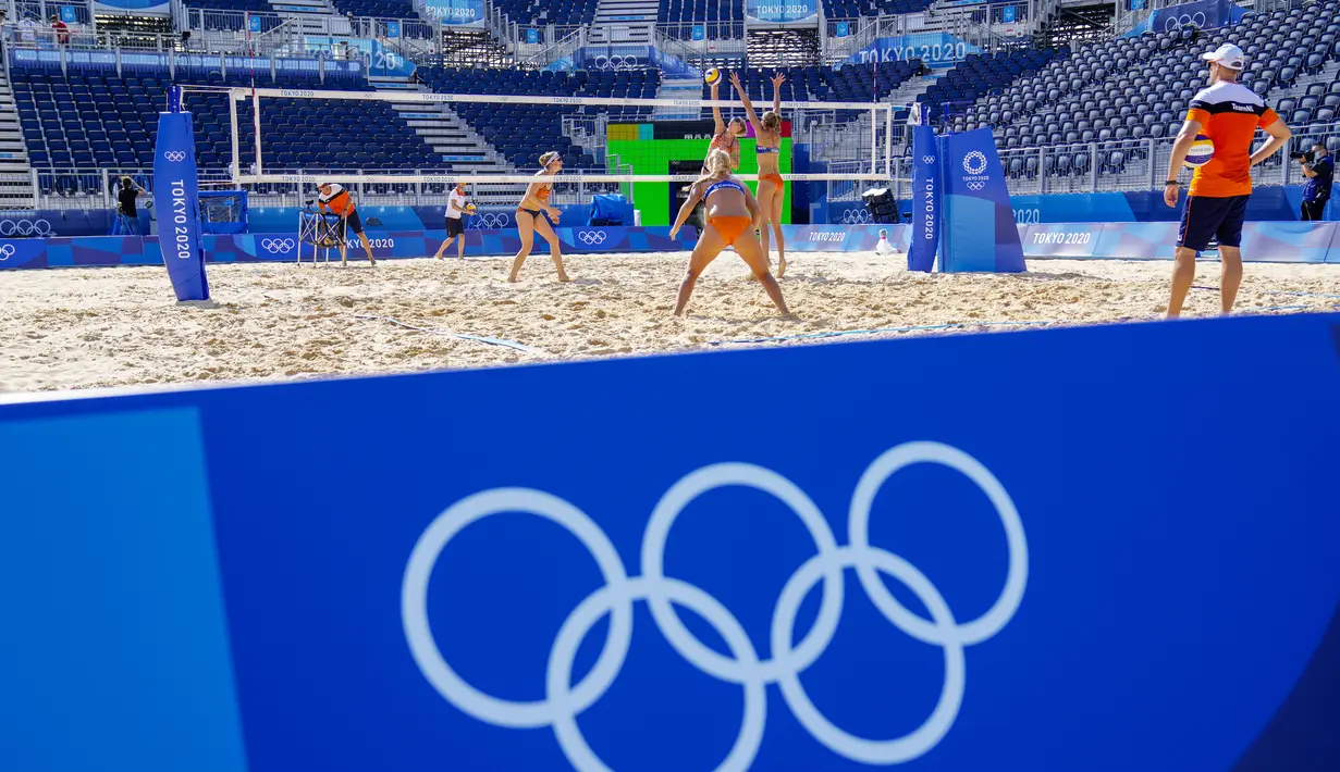 Tim Voli pantai Belanda saat melakukan sesi latihan jelang Olimpiade di Tokyo, Selasa (20/7/2021). Sejumlah atlet yang telah tiba di Tokyo mulai melakukan persiapan dengan melakukan latihan dan ujicoba lapangan. (Foto: AP/Mark Baker)