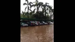 Suasana banjir yang menggenangi depan apartemen kelapa Gading, Jakarta Utara, Selasa (10/2/2015). (Axel Widjaja)