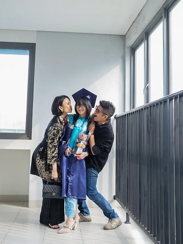Potret Outfit 5 Pasangan Artis di Momen Kelulusan Anak 2025, Inspirasi Gaya