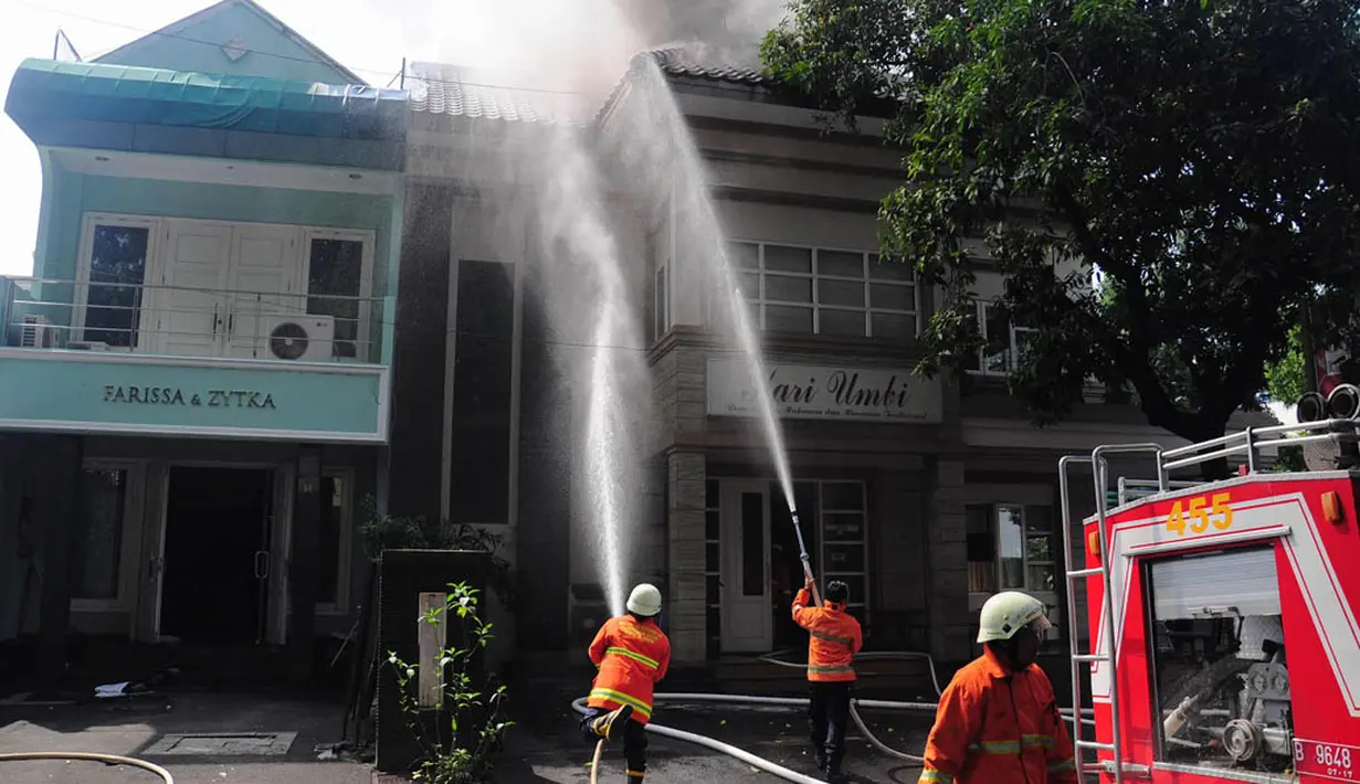 Petugas berusaha memadamkan kobaran api yang menghanguskan Restoran Kari Umbi di Jakarta, Jumat (4/7/14). (Liputan6.com/Faizal Fanani)