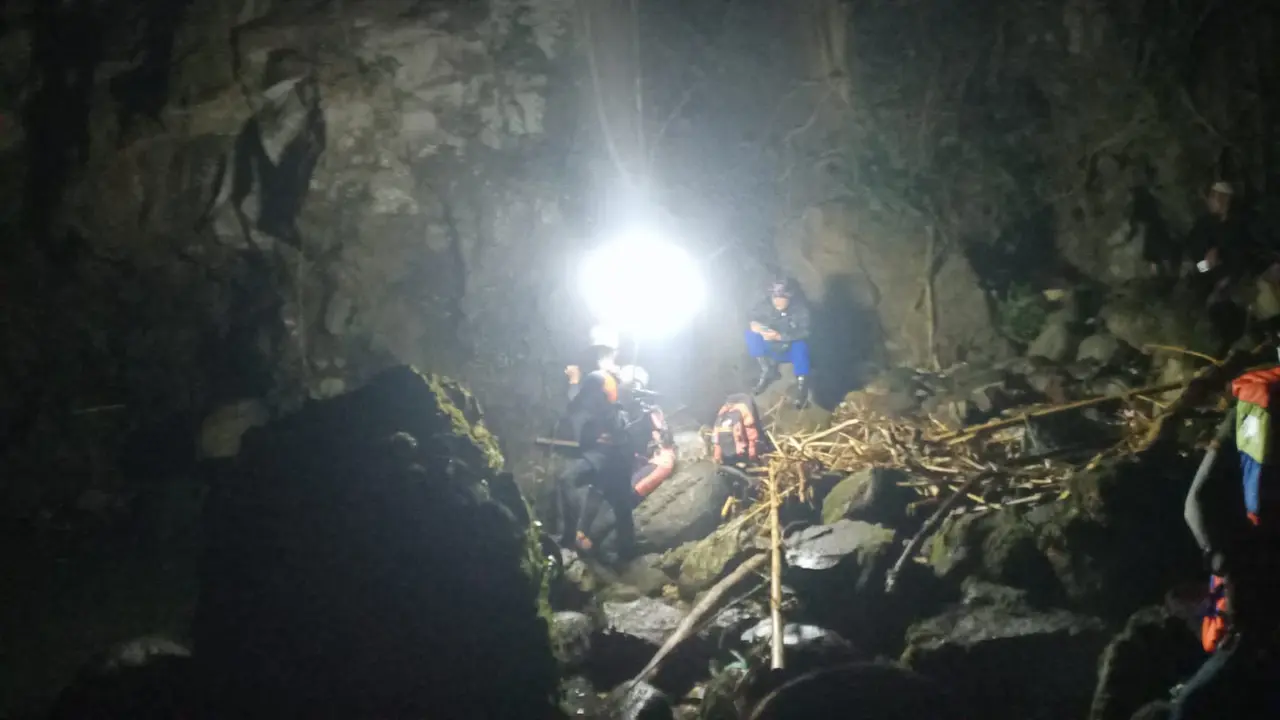 Upaya pencarian wisatawan hilang di objek wisata Air Terjun Tembok Barak, Desa Sambangan, Kecamatan Sukasada, Bali. (Dok. Istimewa)