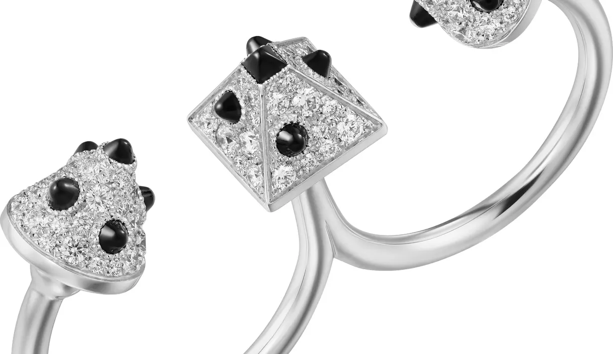 Clash [Un]limited ring, 18k white gold, onyx, diamonds yang dipakai Lily Collins (Foto: Cartier)