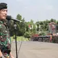 Panglima TNI Jenderal TNI Moeldoko memberikan amanatnya pada apel kesiapsiagaan terkait pengamanan pilpres 2014 di Lapangan Bhumi Marinir Cilandak, Jakarta, Jumat (2/5/2014) (Liputan6.com/Faizal Fanani).