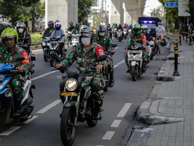 Petugas gabungan dari Satpol PP, Dishub, polisi hingga TNI melakukan patroli di kawasan Jalan Fatmawati, Jakarta, Kamis (15/4/2020). Patroli gabungan tersebut untuk mengimbau masyarakat agar tetap dirumah dan selalu menggunakan masker saat beraktivitas di luar rumah. (Liputan6.com/Faizal Fanani)