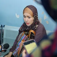 Berbagai cara ditempuh Ria Irawan berjuang melawan kanker yang bersarang dalam tubuhnya. Dari cara beriman sampai cara yang menyimpang dari agama dilakukan demi terbebas dari kanker. (Adrian Putra/Bintang.com)