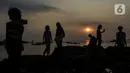 Wisatawan bermain di kawasan Pantai Anyer, Banten, Sabtu (5/9/2020). Pantai Anyer yang menjadi objek wisata favorit warga Jawa Barat serta Jakarta dan sekitarnya kini tampak sepi akibat pandemi COVID-19. (Liputan6.com/Johan Tallo)
