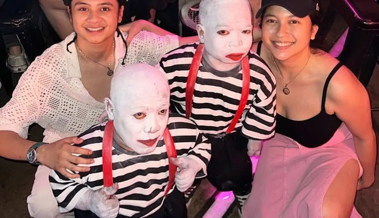 <p>Lihat saja betapa kompaknya mereka saat merayakan pesta Halloween. Pancaran kebahagiaan seakan terpancar dari wajah Bastian dan Sitha. [Foto: instagram.com/bastiansteel/sithamarino]</p>