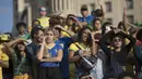Fans cantik Brasil rela kepanasan untuk mendukung timnya melawan Swis pada laga grup E Piala Dunia 2018 di Rio de Janeiro, Brasil, (17/6/2018). Brasil dan Swis bermain imbang 1-1. (AP/Leo Correa)