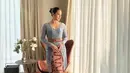 Raisa menyelesaikan tampilannya dengan sanggul rapi, soft makeup dan clear open toe heels  [Foto: Instagram/Raisa6690]