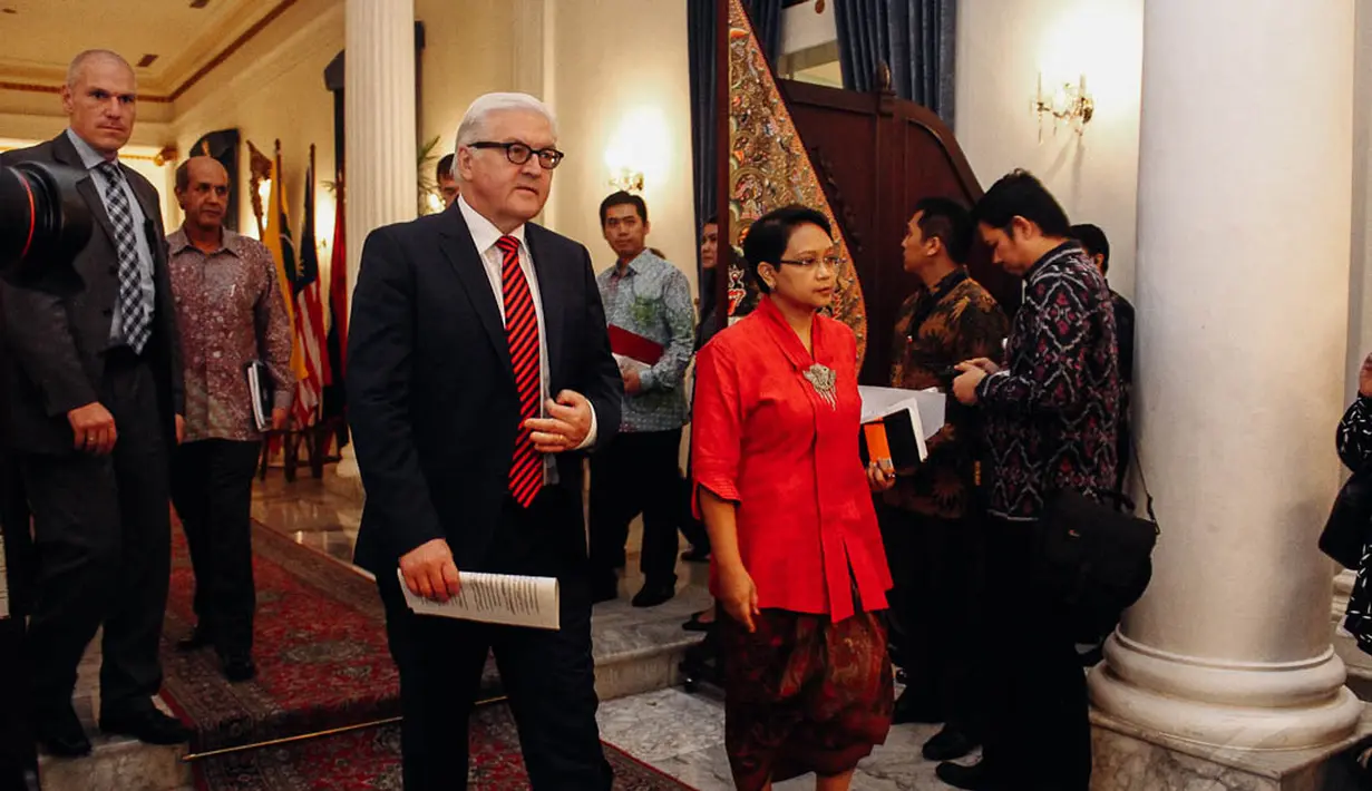 Tiba di Kemenlu, Menlu Jerman Frank Walter Steinmeir menggelar pembicaraan secara tertutup dengan Menteri Luar Negeri Retno LP Marsudi, Jakarta, Senin (3/11/2014). (Liputan6.com/Faizal Fanani) 