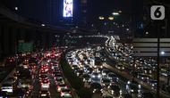 Sejumlah kendaraan terjebak kemacetan di Tol Dalam Kota, Jakarta, Rabu (18/5/2022). Meningkatnya volume kendaraan di Ibu Kota terjadi karena sejumlah pegawai telah kembali kerja dari kantor atau work from office (WFO). (Liputan6.com/Faizal Fanani)
