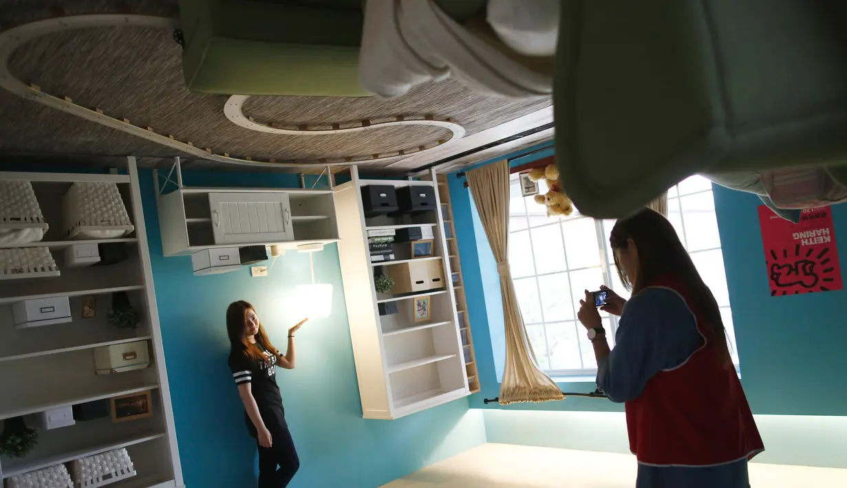 Pengunjung foto di salah satu ruangan rumah terbalik di Huashan Creative Park, Taipei, Taiwan, (7/4). Sekelompok arsitek Taiwan membangun rumah seluas 300 meter yang menghabiskan dana US$ 600.000 dalam kurun waktu 2 bulan. (REUTERS/Tyrone Siu)