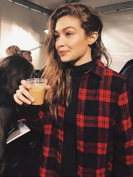 Dalam fotonya tersebut, Gigi yang berambut pendek dan blonde itu tampak sedang mengenakan baju handuk untuk mandi. Sesuai dengan tulisannya, tampilan Gigi pun tampak bersemangat saat itu. (Instagram/gigihadid)