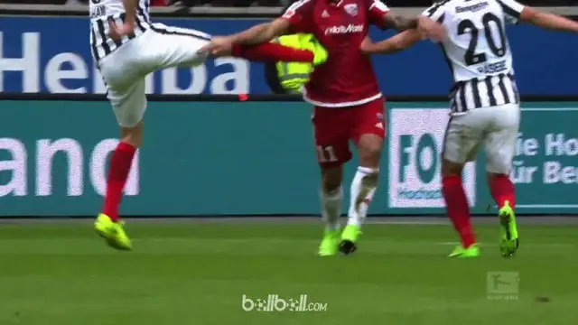 Tendangan kung-fu yang dilakukan David Abraham di Bundesliga. This video is presented by BallBall
