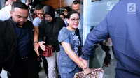 Terdakwa kasus pemberian keterangan palsu di sidang e-KTP, Miryam S Haryani (tengah) keluar dari Pengadilan Tipikor Jakarta usai menjalani sidang putusan, Senin (13/11). Miryam divonis lima tahun penjara. (Liputan6.com/Helmi Fithriansyah)