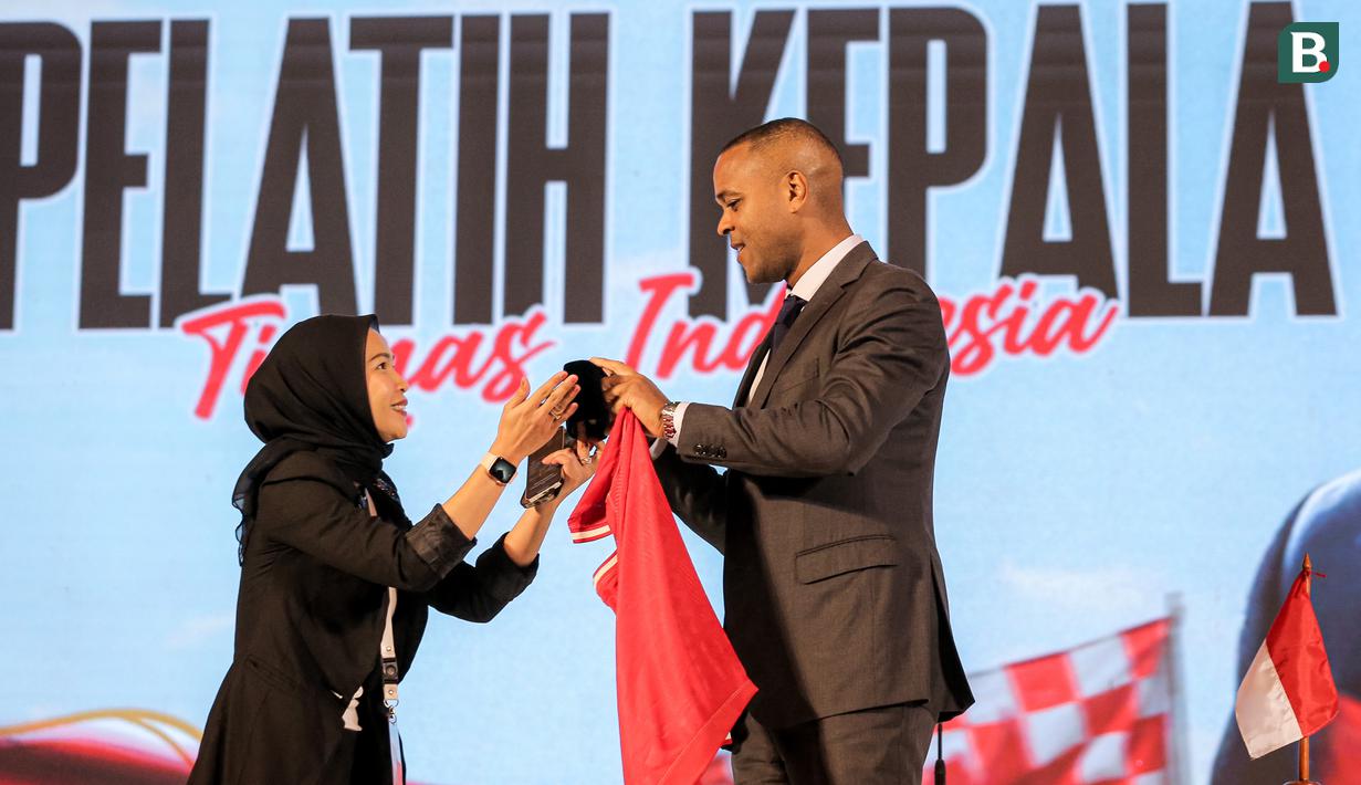 Pelatih kepala baru Timnas Indonesia, Patrick Kluivert mengambil peci yang disediakan oleh panitia setelah sesi konferensi pers yang berlangsung di Hotel Mulia, Senayan, Jakarta, Minggu (12/01/2025). (Bola.com/Bagaskara Lazuardi)