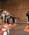 Jefferson Curl sering digunakan dalam latihan mobilitas untuk membantu tubuh bergerak lebih bebas (Sumber: Pexels.com)