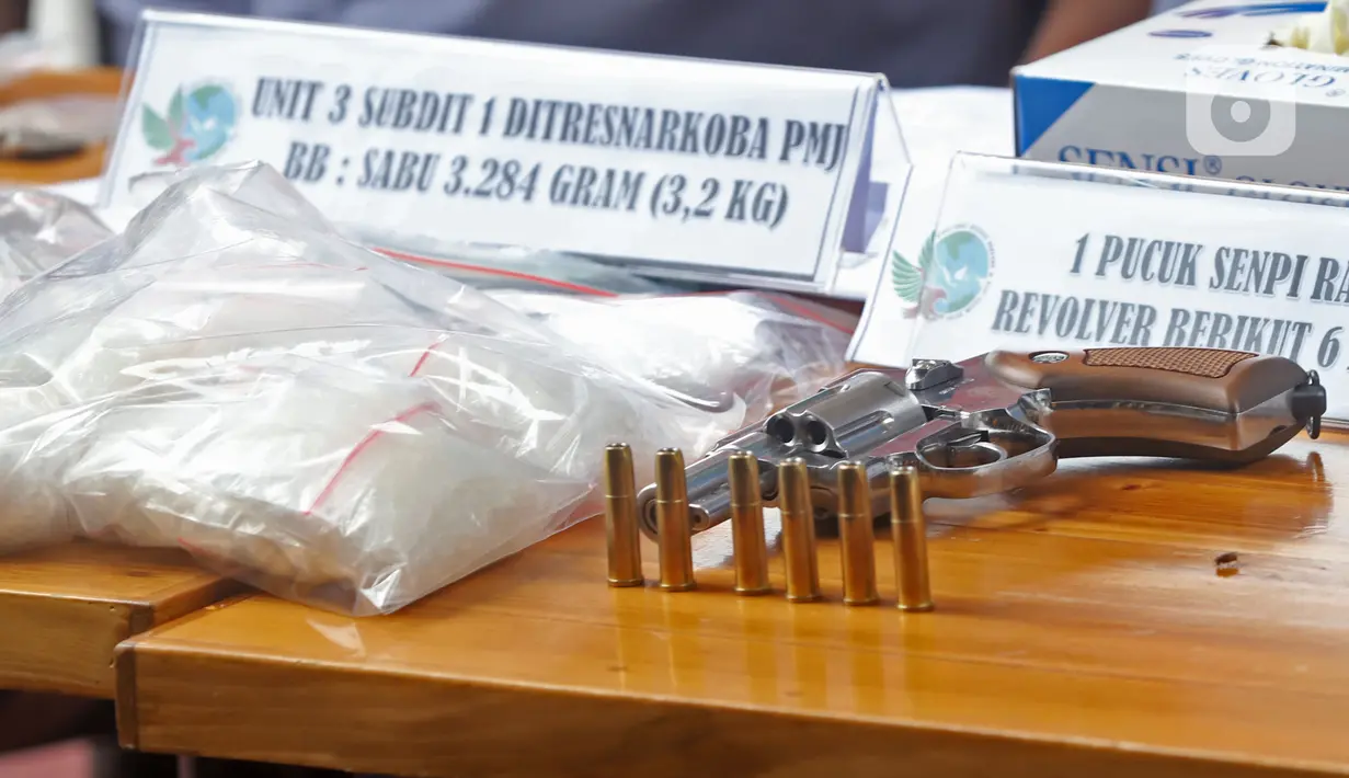 Barang bukti ditunjukkan saat rilis pengungkapan kasus narkoba jaringan lapas di Ditresnarkoba Polda Metro Jaya, Jakarta, Minggu (22/12/2019). Dalam  pengungkapan tersebut polisi mengamankan barang bukti 3,2 kg sabu, 263 butir ekstasi,  10 kg ganja.  (Liputan6.com/Herman Zakharia)