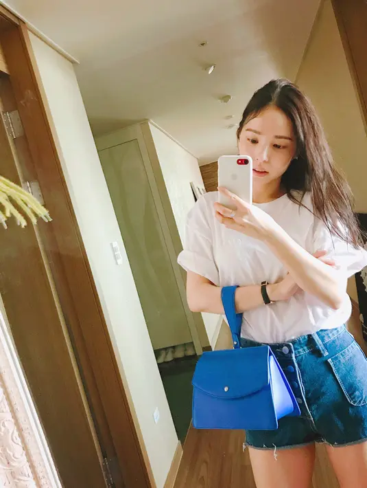 Meskipun usianya lebih tua dari Taeyang, namun wajah Min Hyo Rin masih terlihat imut seperti ABG. (Foto: instagram.com/hyorin_min)