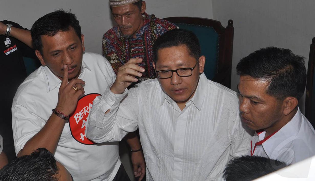 Puluhan pendukung Anas Urbaningrum tampak kompak memakai baju kaus putih dengan tulisan merah 'Berani Adil, Hebat', Jakarta, (24/9/14). (Liputan6.com/Miftahul Hayat)