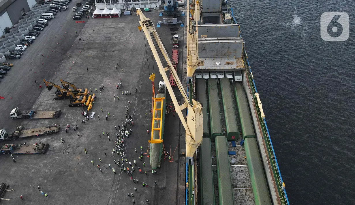 Foto udara memperlihatkan saat pekerja dengan dibantu alat berat menurunkan rangkaian kereta cepat di Pelabuhan Tanjung Priok, Jakarta Utara, Jumat (2/9/2022). Rangkaian kereta cepat yang telah tiba terdiri atas satu rangkaian kereta inspeksi dan satu rangkaian kereta cepat KCIC400AF untuk penumpang. (Liputan6.com/Herman Zakharia)