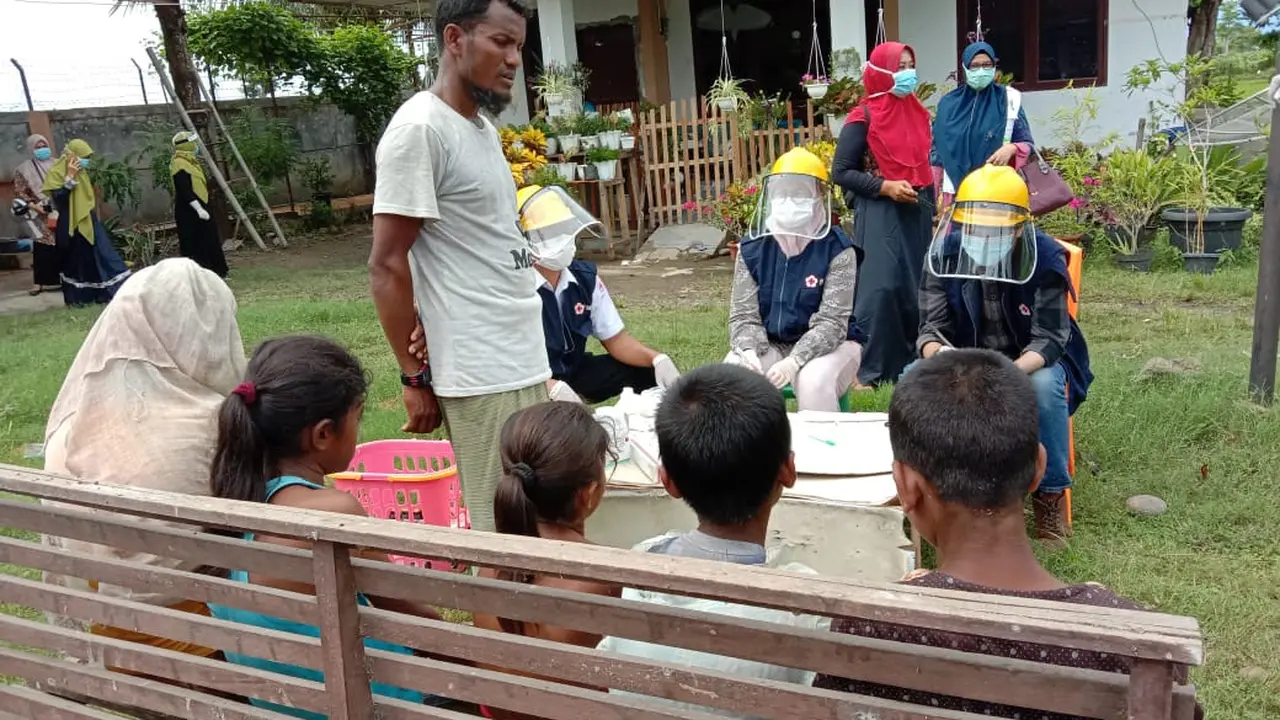 PMI Aceh Utara memberikan layanan kesehatan kepada para pengungsi Rohingya.