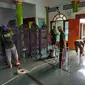 Komunitas Gerakan Resik Masjid membersihkan masjid Agung Sunan Ampel Surabaya. (Dian Kurniawan/Liputan6.com)