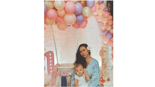 6 Momen Ulang Tahun Pertama Anak Aura Kasih, Dirayakan Terpisah dengan Suami
