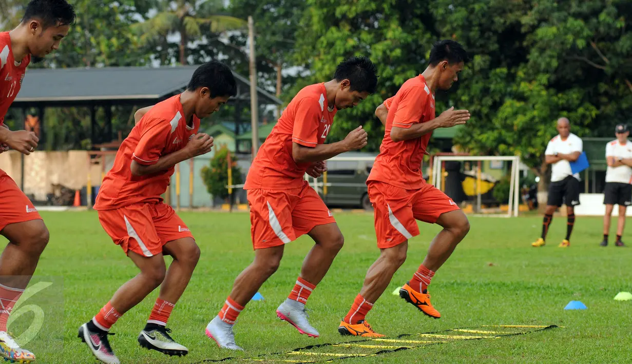Pemain Persija melakukan latihan kelincahan di Lapangan Yon Zikon 14, Jakarta, Senin (11/7/2016). Latihan ini persiapan jelang laga melawan Persib (16/7) di lanjutan Torabika Soccer Championship presented by IM3 Ooredoo. (Liputan6.com/Helmi Fithriansyah)