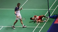 Tunggal putra Denmark, Viktor Axelsen, berselebrasi setelah meraih poin dari tunggal putra Indonesia, Anthony Sinisuka Ginting, pada laga perempat final Indonesia Open 2022 di Istora Gelora Bung Karno, Senayan, Jakarta, Jumat (17/6/2022). (Bola.com/Bagaskara Lazuardi)