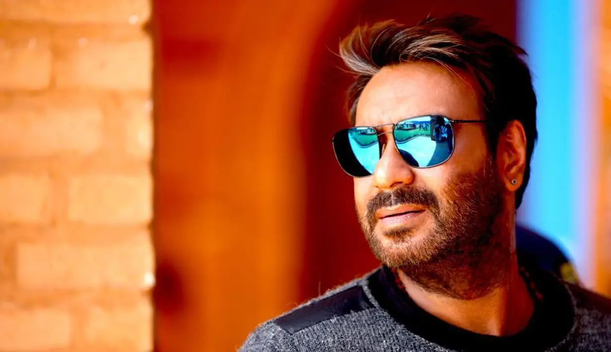 Ajay Devgan dikenal sebagai aktor yang sering memerankan karakter dingin. Walaupun sudah menikah dengan Kajol dan dikaruniai seorang anak, akan tetapi pesonanya seakan tak pernah pudar. (Foto: hindustantimes.com)