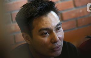 Baim Wong memberikan keterangan pers terkait Citayam Fashion Week di kawasan Tanah Kusir, Jakarta Selatan, Selasa (26/7/2022). Baim Wong dan Paula Verhoeven telah sepakat untuk mencabut Citayam Fashion Week yang telah didaftarkan di Pangkalan Data Kekayaan Intelektual (PDKI) Kemenkumham setelah menuai pro dan kontra.  (Liputan6.com/Herman Zakharia)