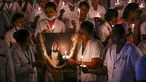 Petugas kesehatan menyalakan lilin untuk menandai Hari Perawat Internasional di sebuah perguruan tinggi kedokteran pemerintah di Chennai, India, Jumat (12/5/2023). (R.Satish Babu/AFP)