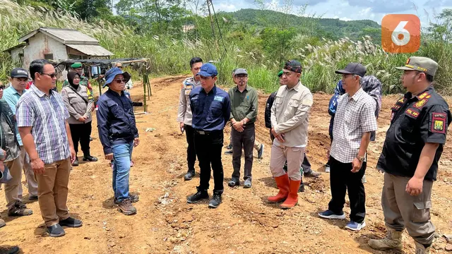Menteri Lingkungan Hidup (LH), Hanif Faisol Nurofiq, saat melakukan penyegelan lokasi tambang di Kecamatan Cibadak Kabupaten Sukabumi, Sabtu (22/3/2025). (Liputan6.com/Fira Syahrin).