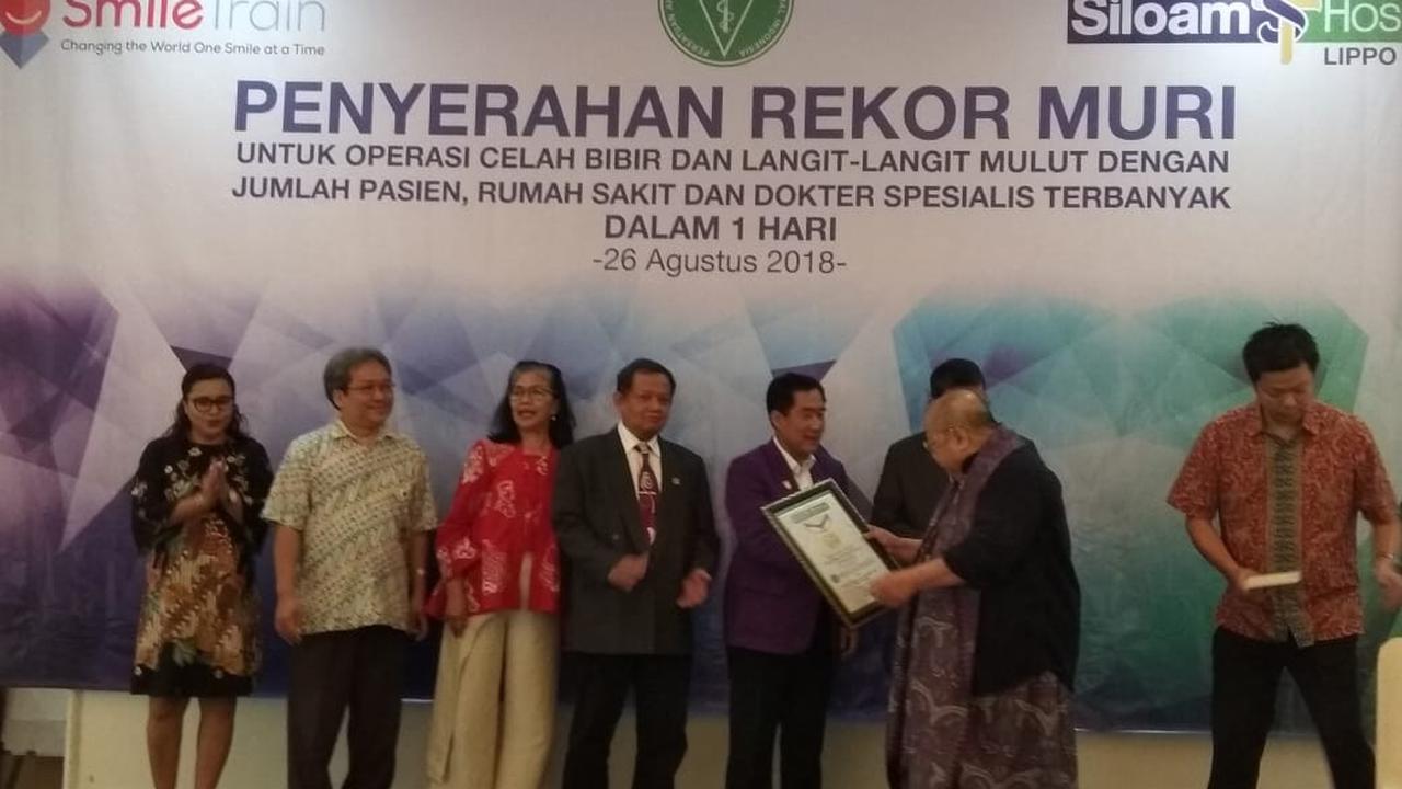 Pendiri MURI Jaya Suprana memberikan piagam rekor MURI kepada salah satu managemen Rumah Sakit Siloam atas pemecahan rekor yang telah dilakukan, Minggu (26/8/2018).