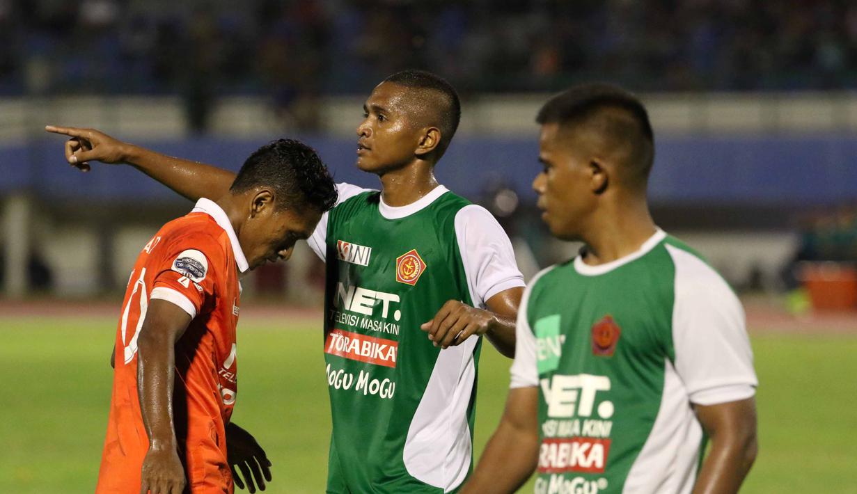 Rafid Lestaluhu, Abdu Lestaluhu dan Manahati Lestusen tetap bertarung dengan profesional di lapangan. (bola.com/Nicklas Hanoatubun)