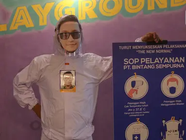 Karyawan lengkap dengan APD kenakan pelindung wajah atau face shield karakter di percetakan Bintang Sempurna, Bendungan Hilir, Jakarta, Selasa (23/6/2020). Face shield karakter tersebut dibuat dari bahan mika PCA anti fog untuk ukuran anak-anak hingga dewasa. (Liputan6.com/Fery Pradolo)