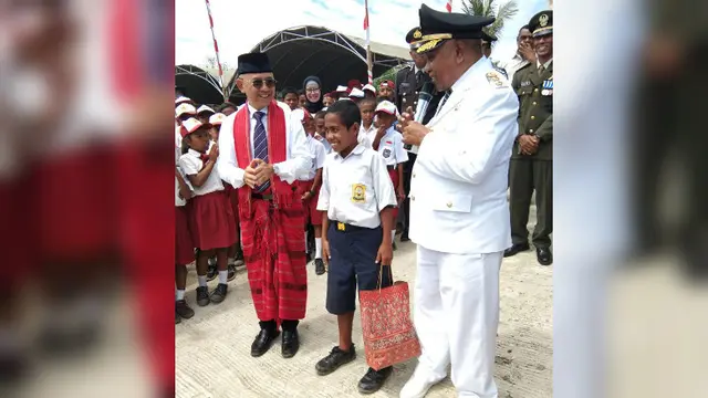 Joni, nama sapaannya, dengan berani memanjat tiang bendera akibat pengait bendera bermasalah. Video detik-detik Joni memanjat tiang bendera ini langsung viral di medsos (Twitter/@Kemlu_RI)