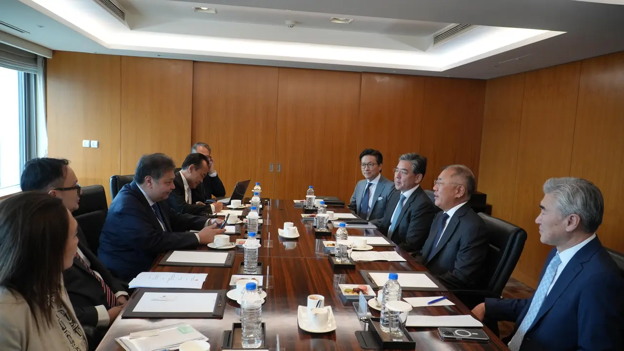 Menteri Koordinator Bidang Perekonomian Airlangga Hartarto melakukan kunjungan kerja ke Korea Selatan, bertemu dengan CEO Hyundai Motor Group Euisun Chung.