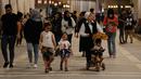 Warga Irak berjalan melalui pasar buku di Jalan Mutanabi Baghdad, Irak (18/5/2022). Kini Jalan Al-Mutanabbi dilengkapi dengan pameran seni, pembukaan galeri, festival buku dan festival lain. (AP Photo/Hadi Mizban)