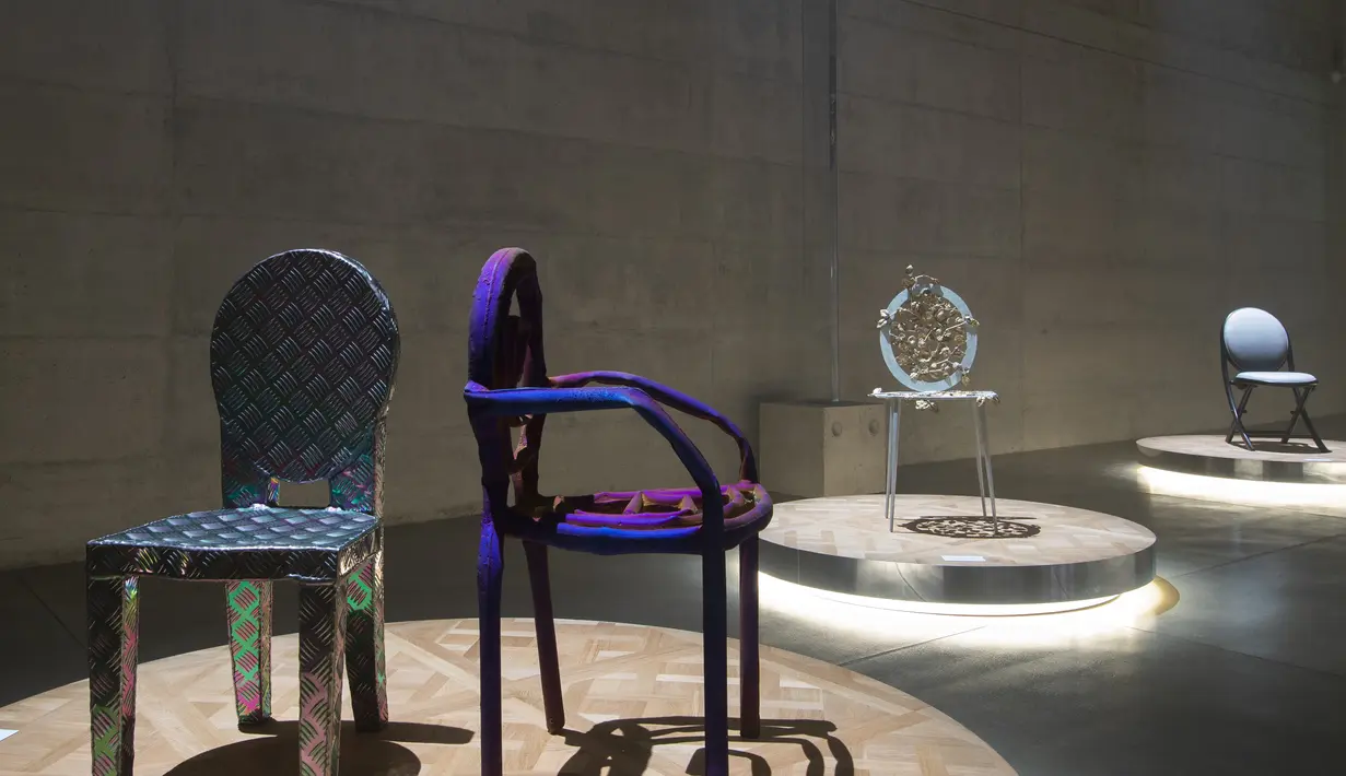 Dekorasi dengan nuansa sederhana dan klasik menjadi esensi seni yang khas dalam kursi ini. Oval esensial yang diapit oleh busur Fontanges menjadi salah satu kode utama 30 Avenue Montaigne.