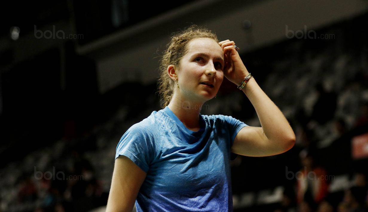 Pebulutangkis Denmark, Sofie Holmboe Dahl, saat melawan  Indonesia, Gregoria Mariska, pada laga Indonesia Masters 2018 di Istora Senayan, Selasa (23/1/2018). Gregoria menang 21-12 dan 21-13 atas Sofie Holmboe. (Bola.com/M Iqbal Ichsan)