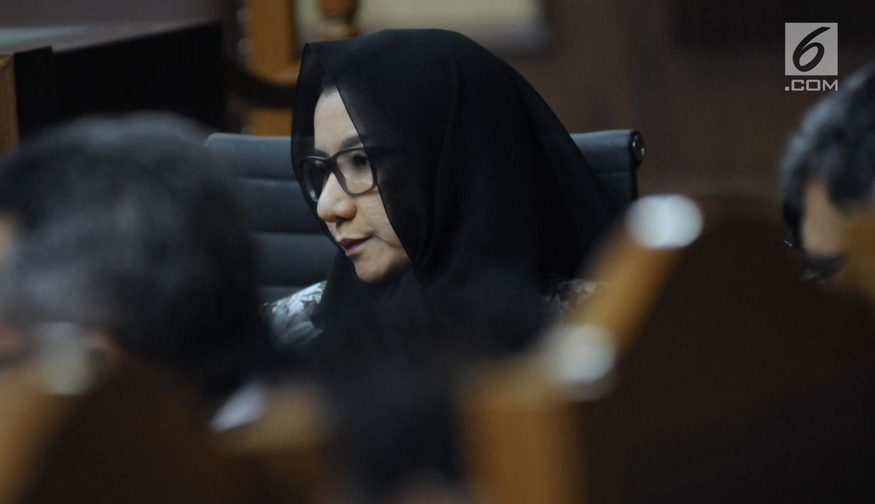 Terdakwa dugaan gratifikasi dan suap pemberian izin lokasi perkebunan kelapa sawit, Rita Widyasari saat mengikutii sidang lanjutan di Pengadilan Tipikor, Jakarta, Selasa (3/4). Sidang mendengar keterangan saksi. (Liputan6.com/Helmi Fithriansyah)
